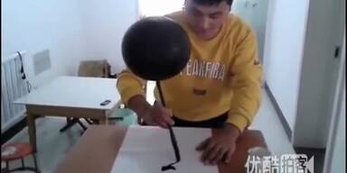 Unglaublich: Mann balanciert Ball auf Stift