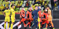 Villarreals Juan Foyth wird nach einem Zusammenprall im Europa League Finale behandelt