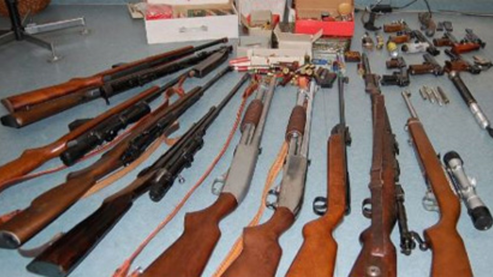 Ermittlungen Laufen Polizei Beschlagnahmt Schusswaffen Und Sprengstoff Bei Afd Politiker Steinbeck - k3617rg