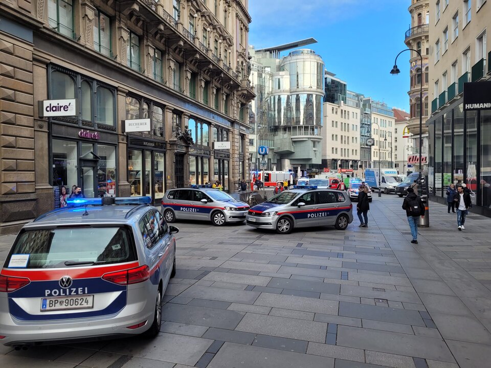 Frau kollabiert in Bäckerei beim Stephansplatz