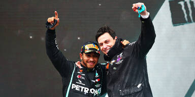 Formel-1-Weltmeister Lewis Hamilton und Motorsportchef Toto Wolff jubeln gemeinsam