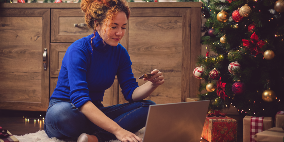 Frau vor Laptop