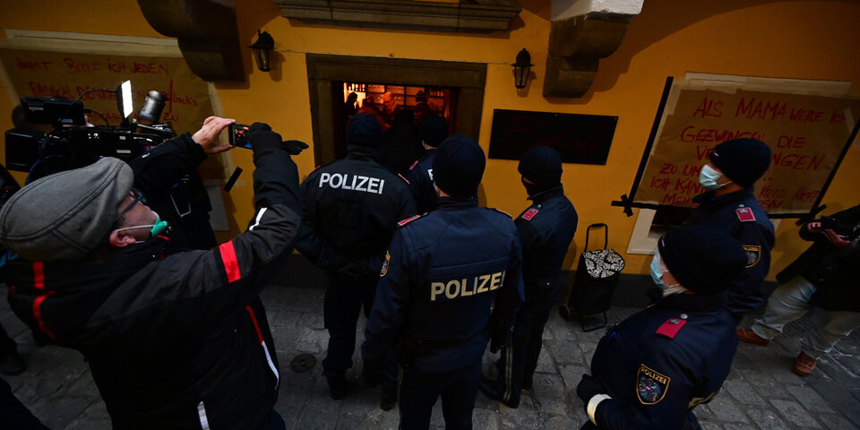 Lokal trotz Lockdown geöffnet: Polizei-Einsatz bei Wut-Wirtin in Linz
