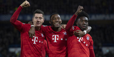 Alaba jubelt mit seinen Bayern-Kollegen Lewandowski und Davies