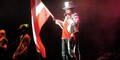 Alice Cooper zum finale mit Österreich-Fahne.
