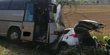 Bus crasht mit Pkw - zwei Tote