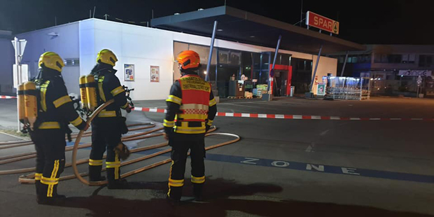 Diebes-Duo schneidet Bankomat auf und zündet ihn an