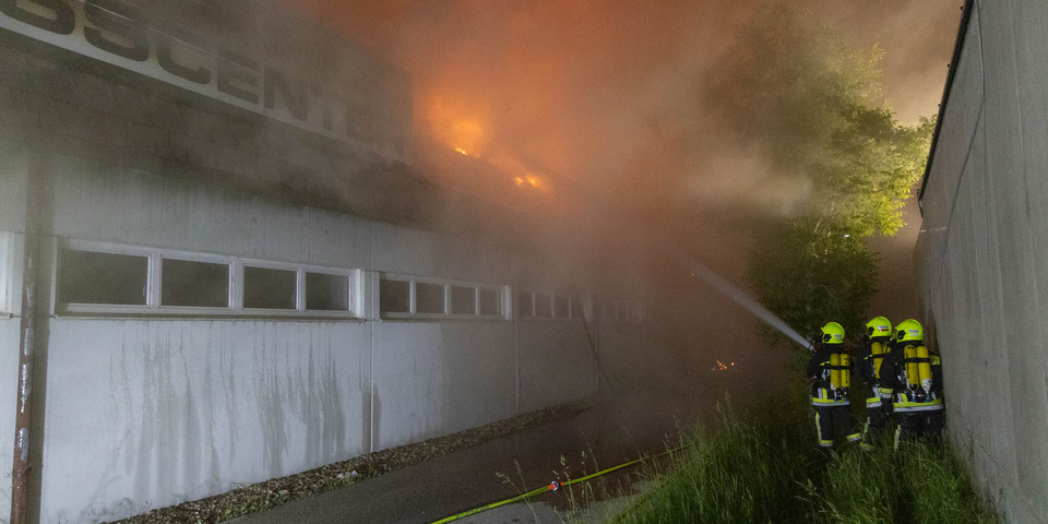 Pkw-Lenker crasht in Gebäude – 60-Jähriger tot