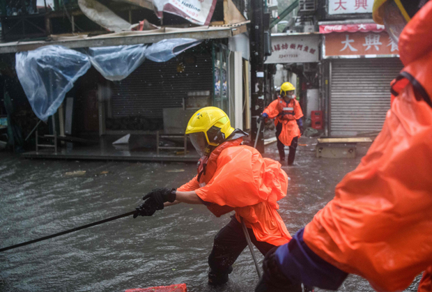 Super-Taifun rast auf Hongkong zu