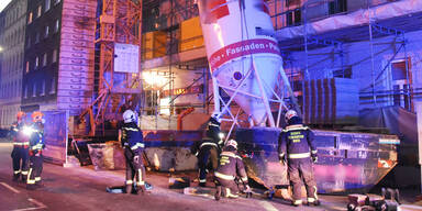 Kran crasht mit Silo: Feuerwehr-Einsatz in Wien