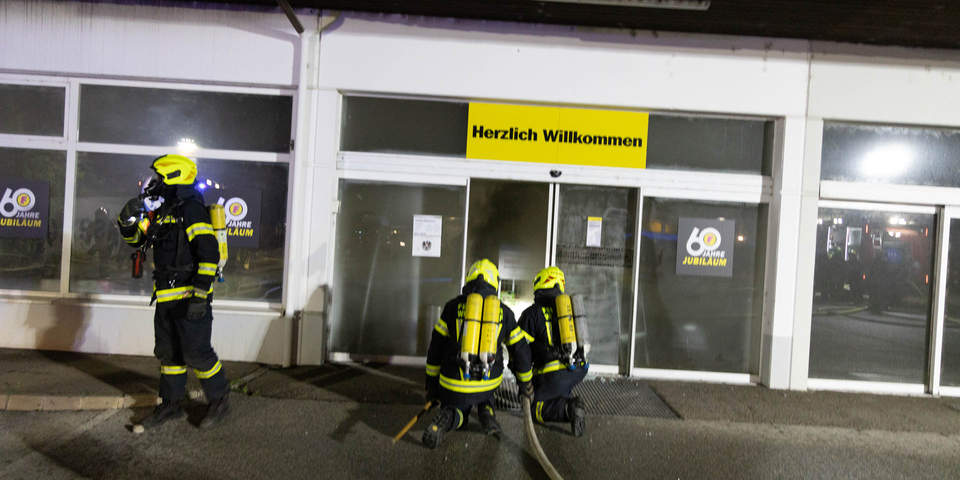 Pkw-Lenker crasht in Gebäude – 60-Jähriger tot