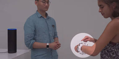 Armband legt Alexa, Siri & Co. lahm