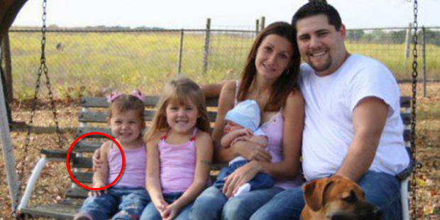 Diese Familie lächelt in die Kamera - aber etwas stimmt hier nicht