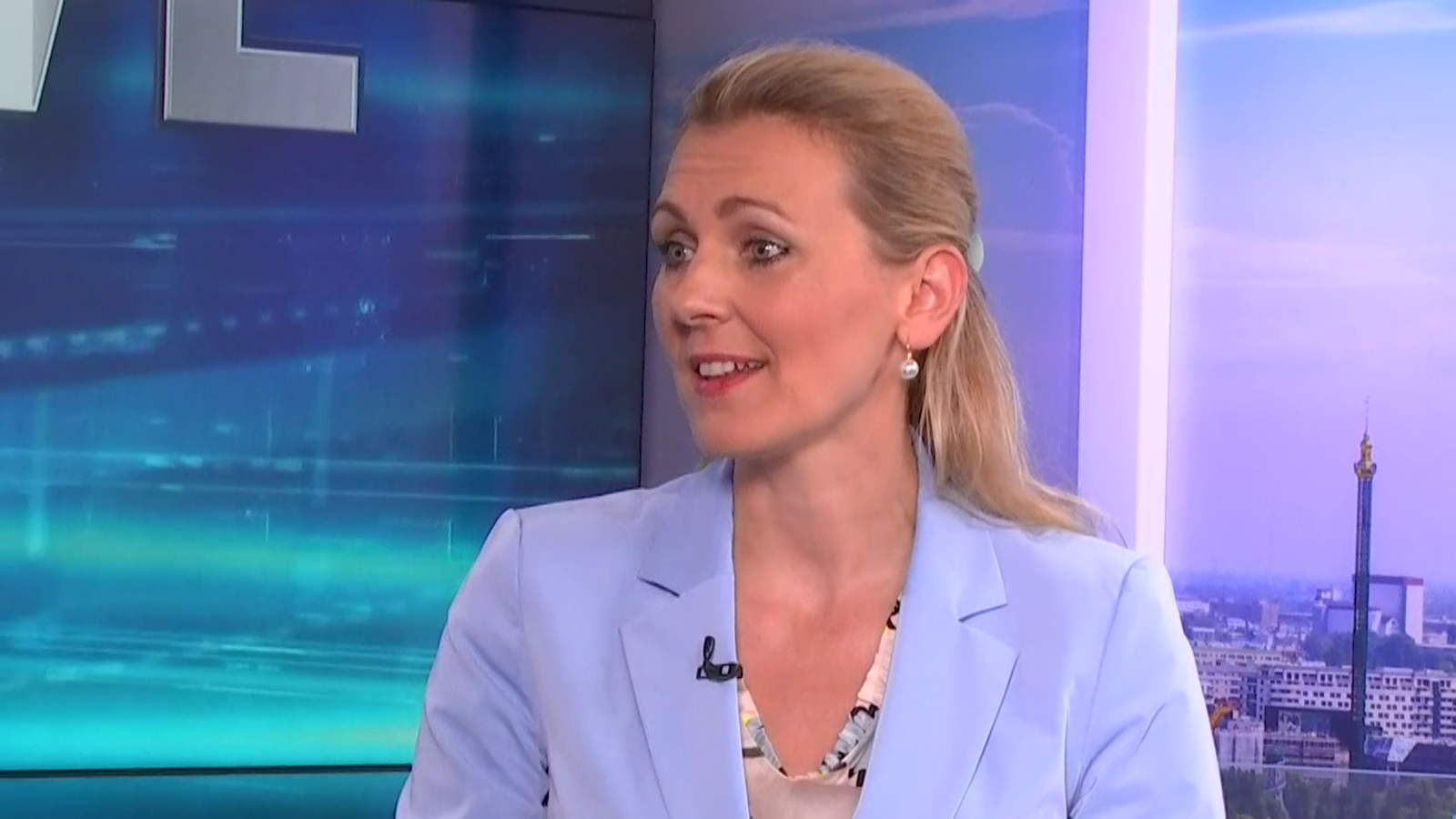 Fellner! LIVE Christine Aschbacher im Interview oe24.at