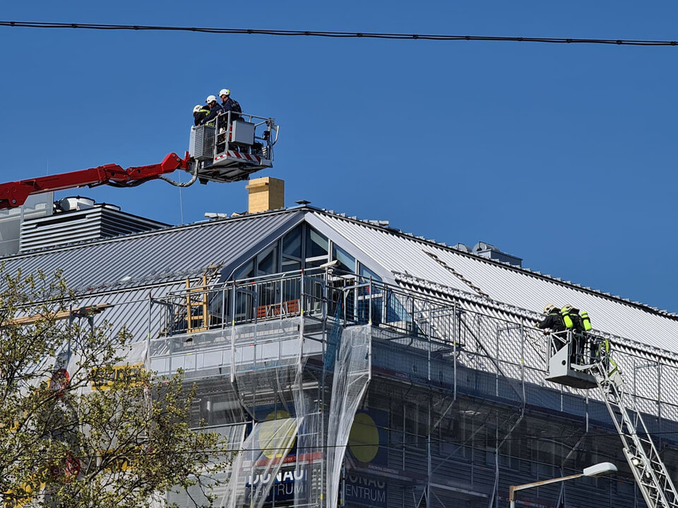 Großbrand in Wiener Donauzentrum: Feuer unter Kontrolle