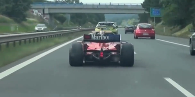 Fährt hier ein Formel-1-Wagen auf der Autobahn?