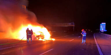 Zwei Autos nach Crash auf Autobahn komplett ausgebrannt