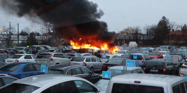 Mehrere Autos brennen auf Parkplatz komplett nieder