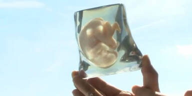 Baby in Plastik