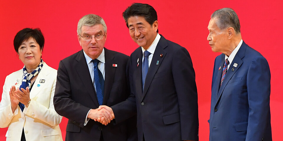 IOC-Präsident Bach und Japans Regierungschef Shinzo Abe sind sich reinig