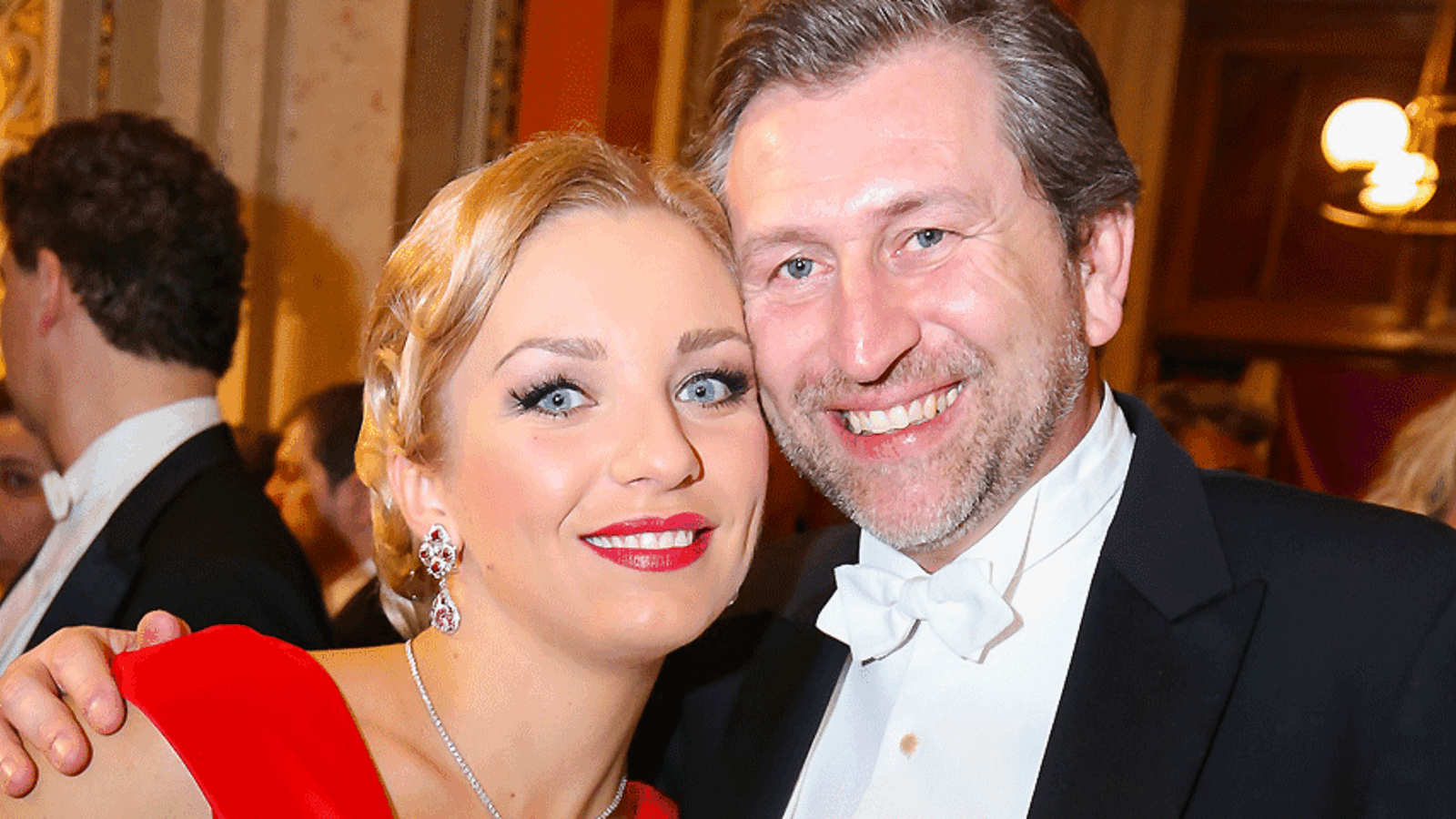 opernball-lidia-baich-vom-standesamt-zum-ball-oe24-at