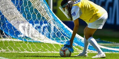 Ball geküsst: Strafe für Profi-Kicker in Ecuador