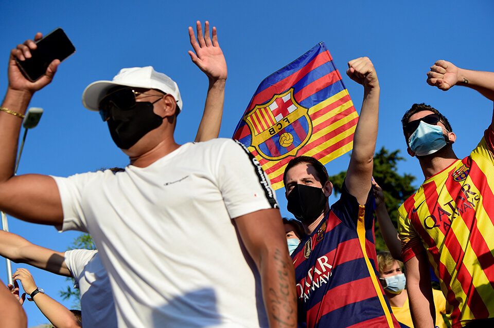 Messi-Fans stürmen Stadiongelände