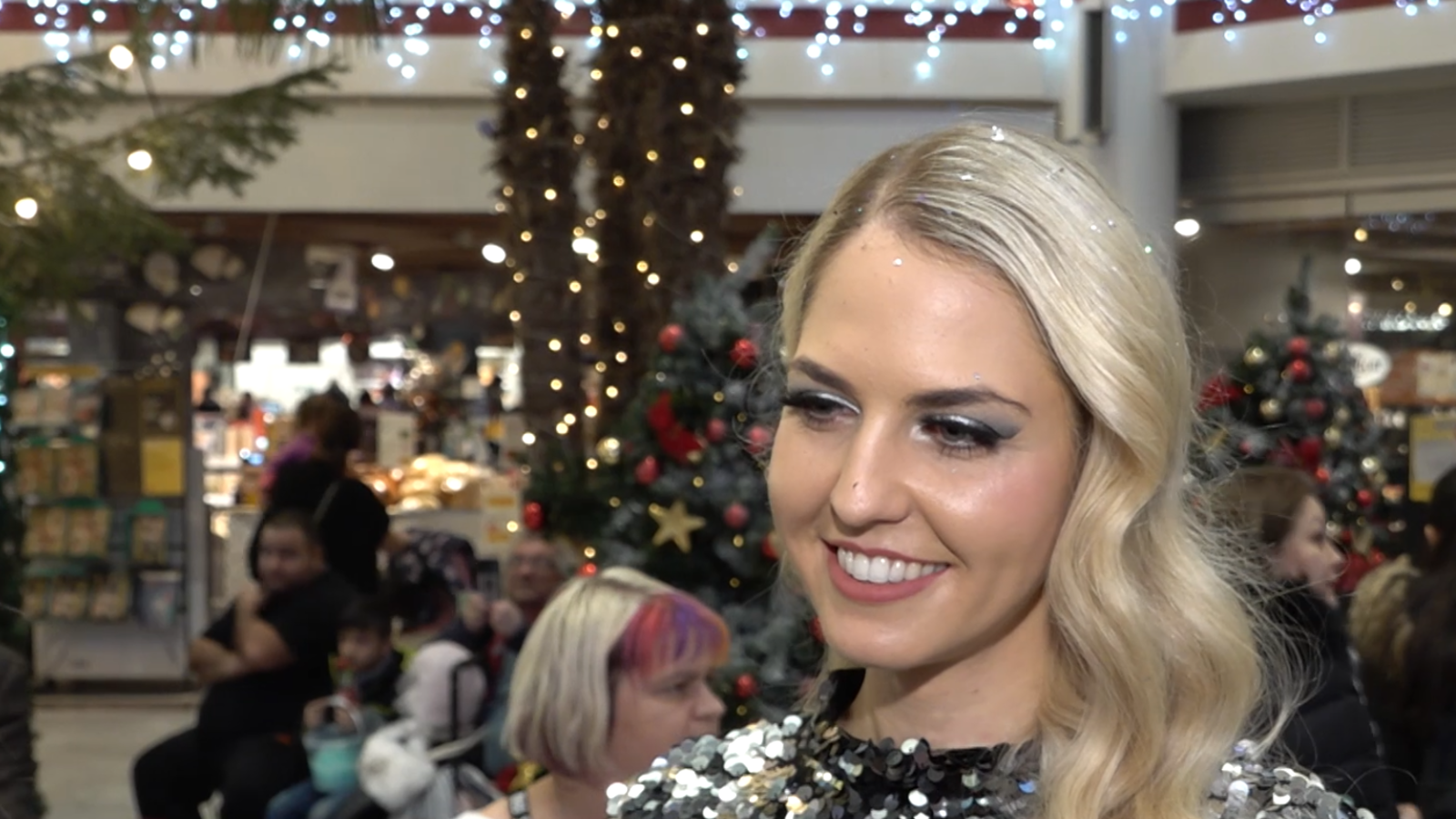Beatrice Turin: Weihnachtlicher Auftritt in der Lugner City - oe24.at