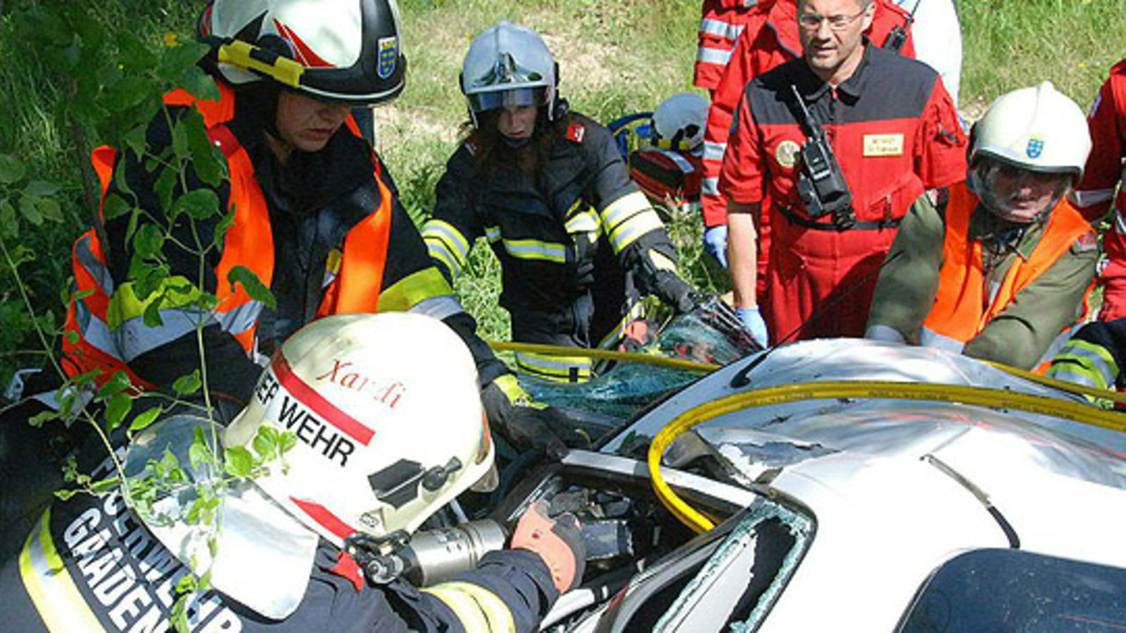 Frau (32) stirbt bei Crash gegen Baum oe24.at