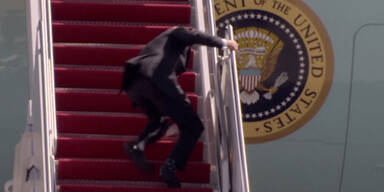 Joe Biden stolpert Treppe der Air Force One hinauf