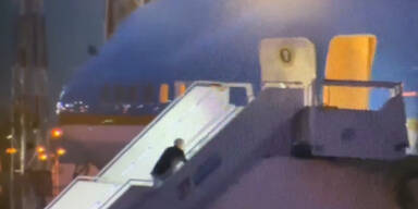 Biden stolpert erneut auf Flugzeug-Treppe