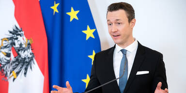 Blümel zwingt AUA-Chefs zu Bonus-Verzicht