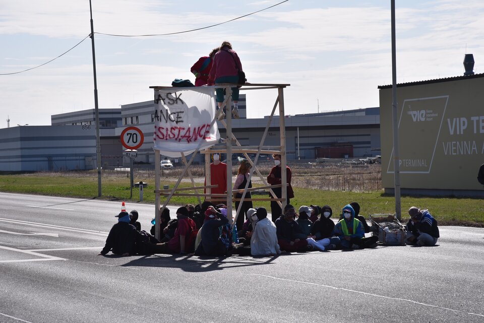 Erste Festnahmen bei Asyl-Demo bei Flughafen