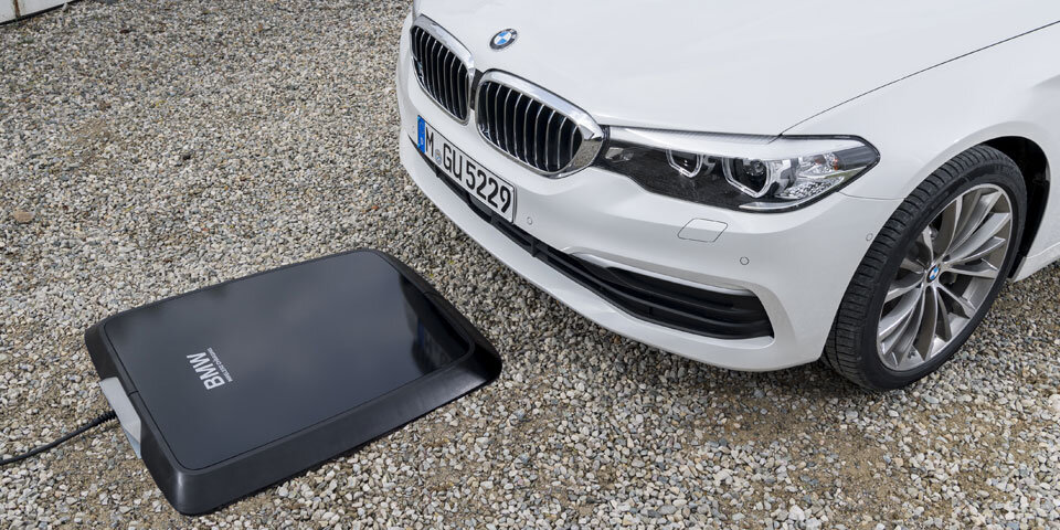 BMW 5er Plug-in-Hybrid kabellos aufladbar