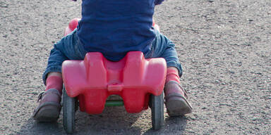 Kind auf Bobbycar