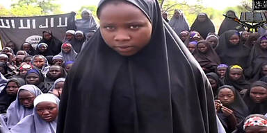 Boko Haram führt geraubte Mädchen vor 