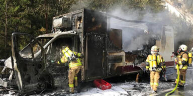 Gefährliche Ladung: Klein-Lkw mit Propangasflaschen an Bord fängt Feuer