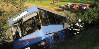 17 Kinder bei Busunfall auf A10 verletzt