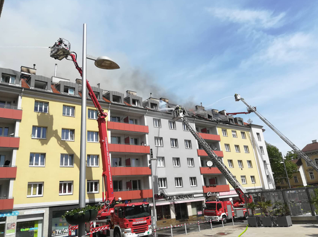 Dachbrand in Mehrparteienhaus - Fünf Verletzte