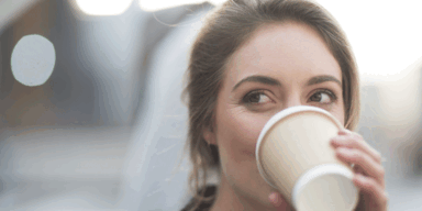 Frau mit Kaffee