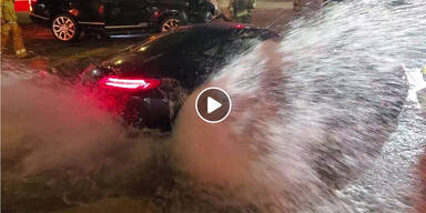 150.000-Euro-Mercedes schießt Hydrant ab