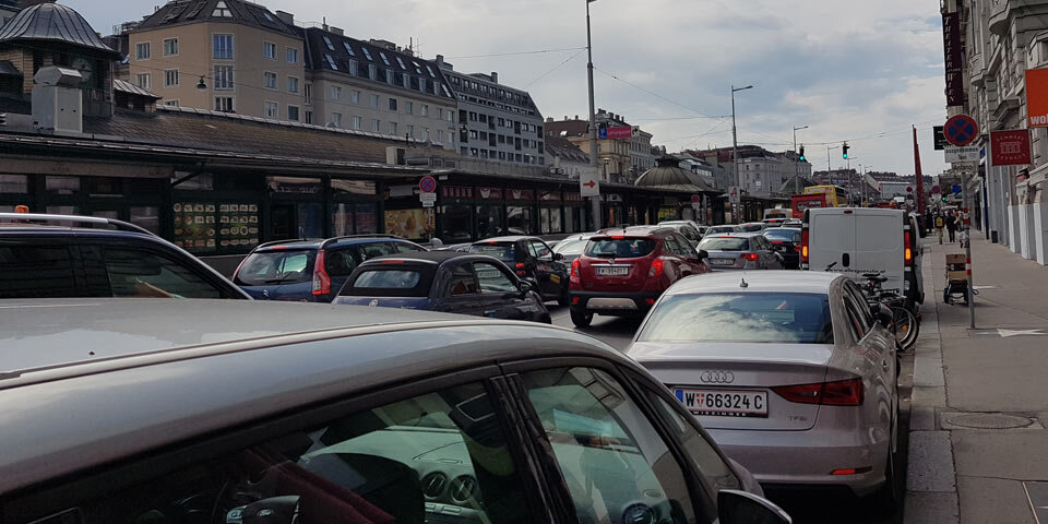 Spektakulärer Crash legt Wienzeile lahm