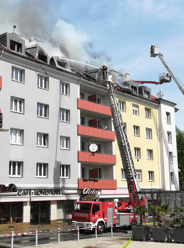 Dachbrand in Mehrparteienhaus - Fünf Verletzte