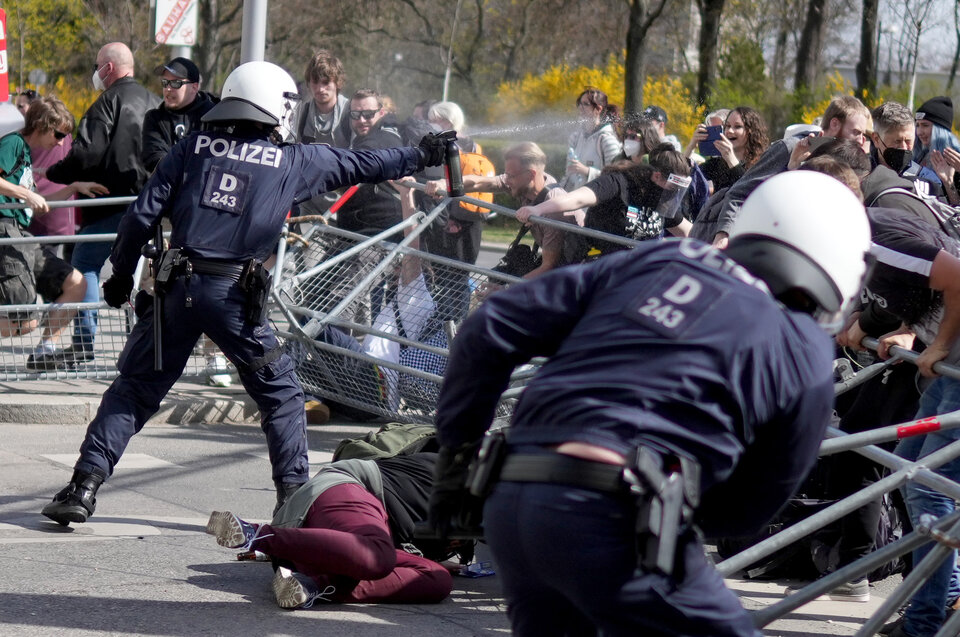 Demo-Bilanz: 3.000 Teilnehmer und 1.000 Gegendemonstranten, 15 Festnahmen