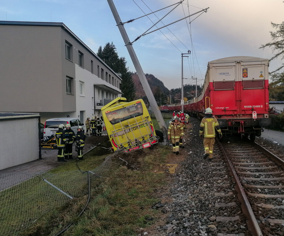 Güterzug erfasst Bus: Drei Schwerverletzte, darunter zwei Kinder