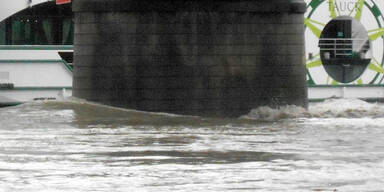100 Meter-Schiff rammt Donaubrücke