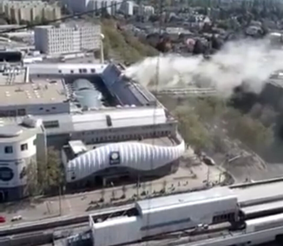 Großbrand in Wiener Donauzentrum: Feuer unter Kontrolle