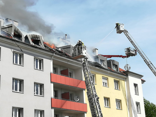 Dachbrand in Mehrparteienhaus - Fünf Verletzte