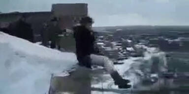Russen springen mit Rodel vom Dach