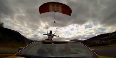 Fallschirmspringerin landet in Cabrio